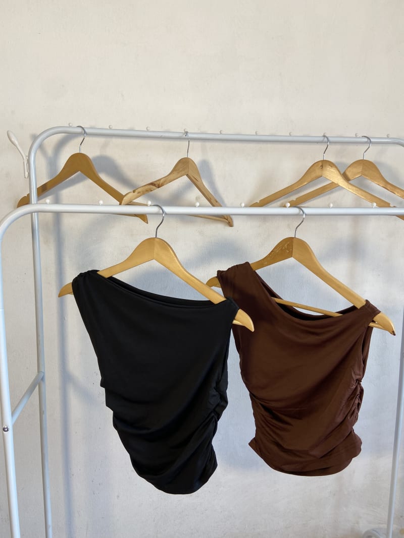One shoulder top